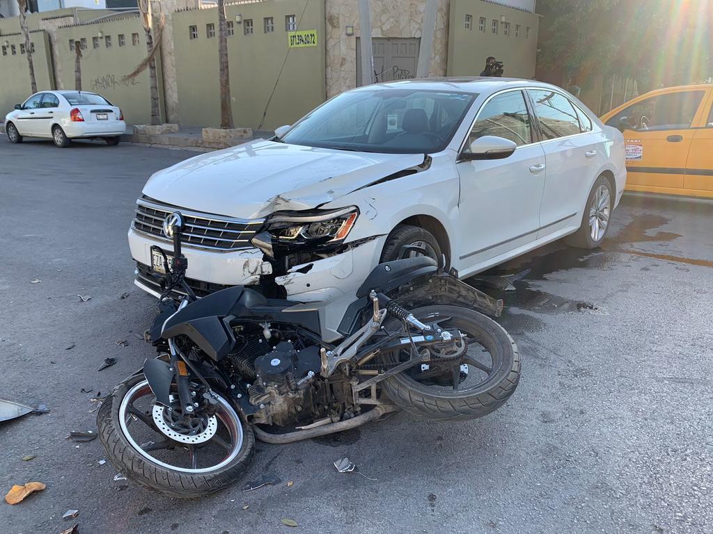 Motociclista resulta con fractura tras accidente en Torreón