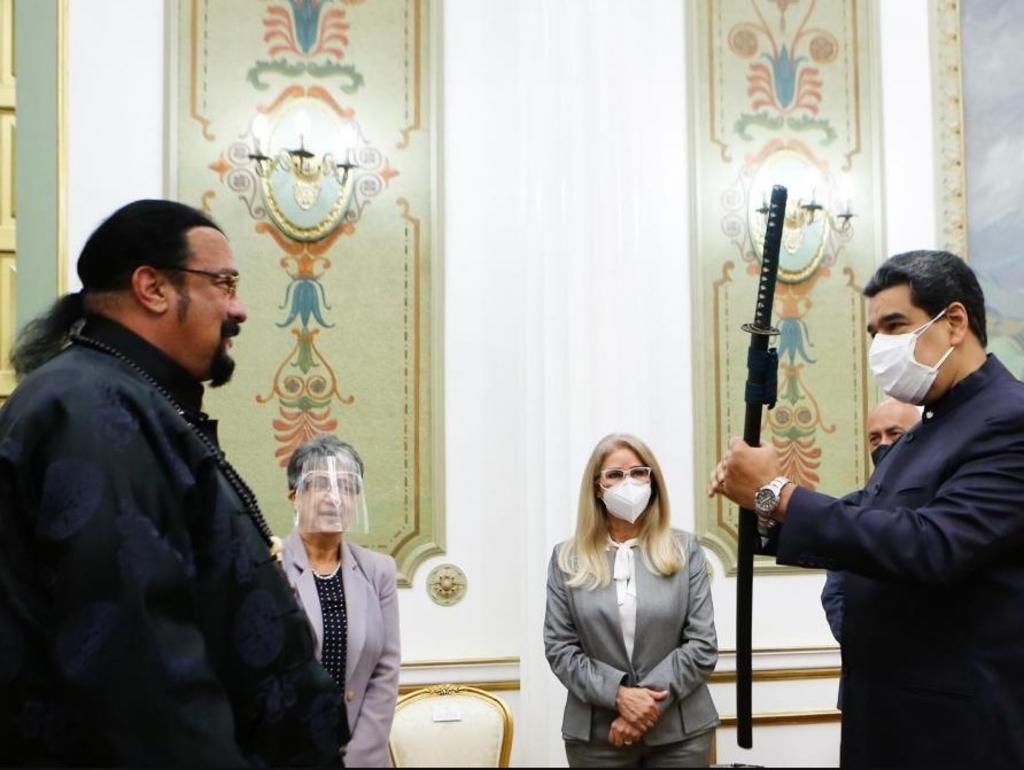 Maduro maniobra una espada samurái de Steven Seagal