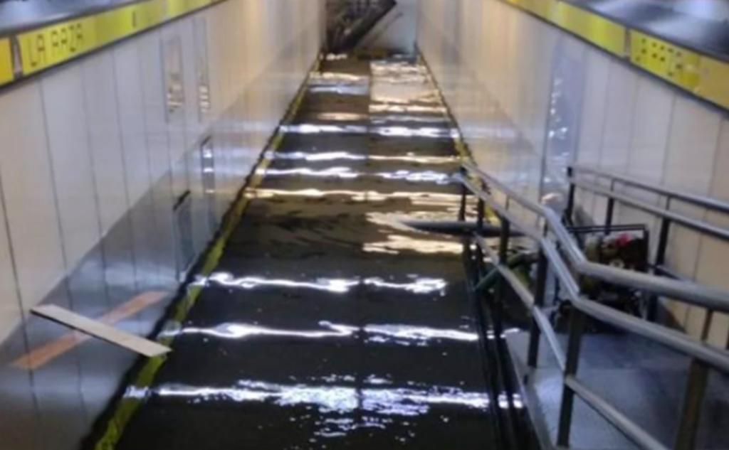 Metro La Raza amanece inundado por las fuertes lluvias en CDMX
