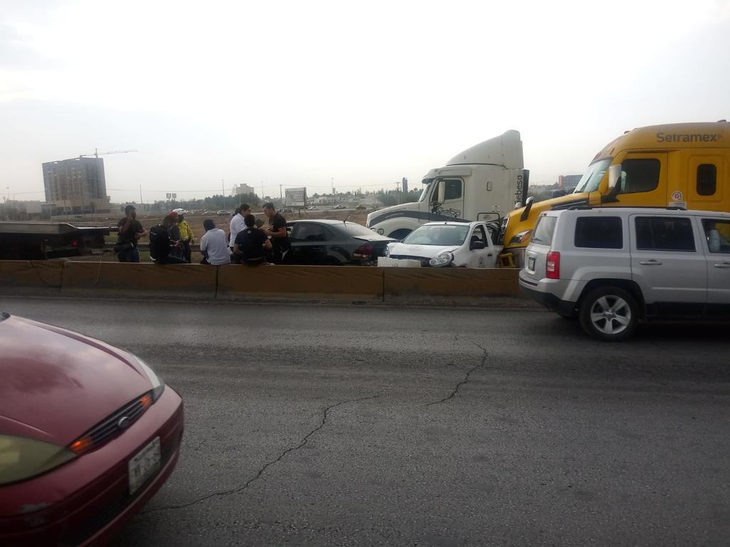 Se registra carambola de 4 vehículos en periférico de Torreón