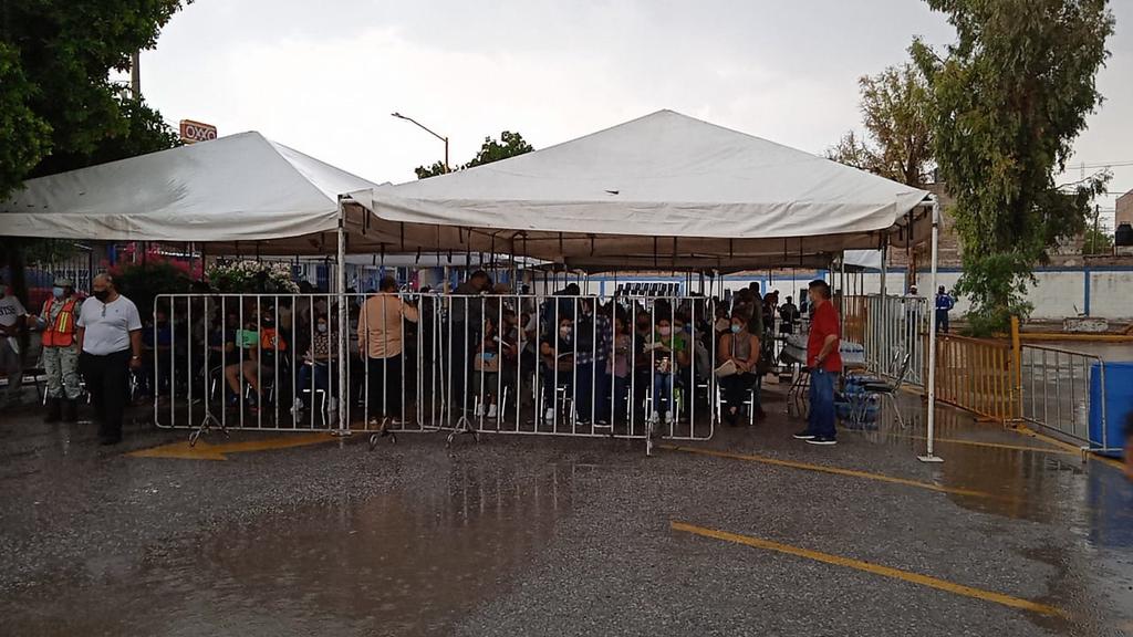 Lluvia no para jornada de vacunación antiCOVID en Gómez Palacio