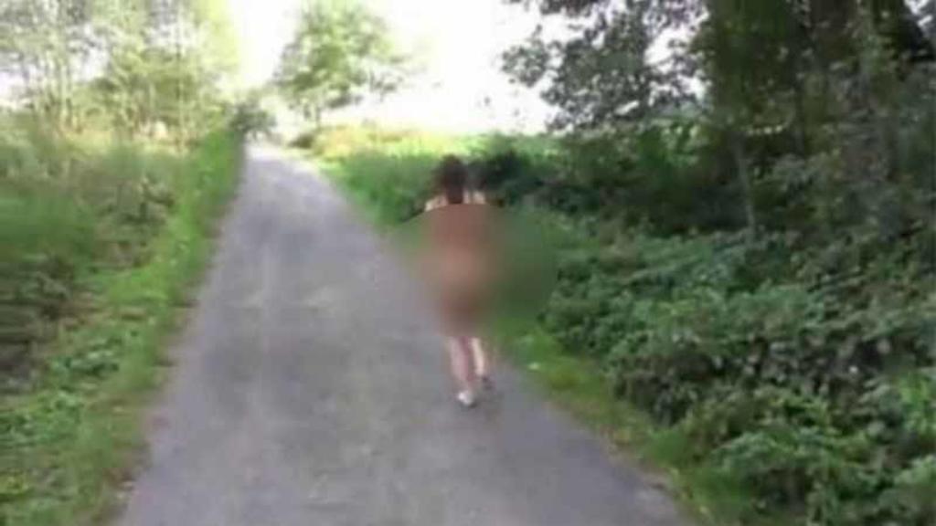 Hombre golpea a su novia y la obliga a correr sin ropa por un campo