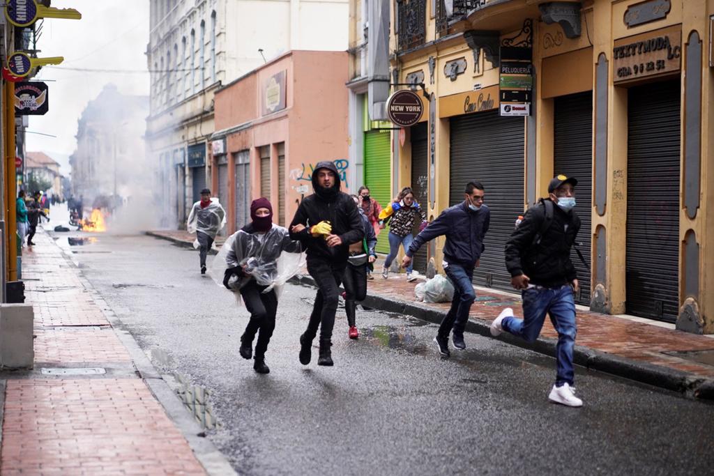 Documenta HRW que Policía en Colombia lanza proyectiles desde tanquetas contra manifestantes