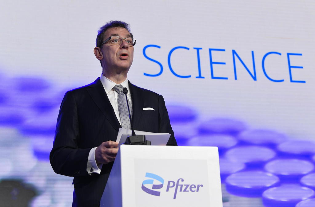 Critica CEO de Pfizer posible suspensión de patentes de vacunas contra COVID
