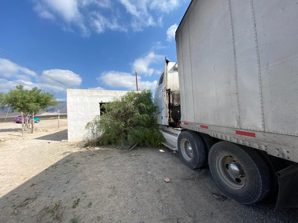 Se impacta tracto camión contra casa en carretera Saltillo-Zacatecas