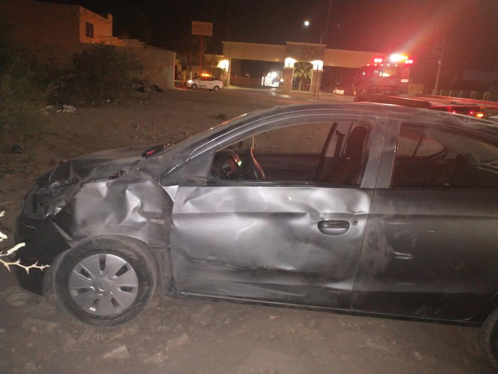 Conductor ebrio se impacta con poste y vuelca en Torreón