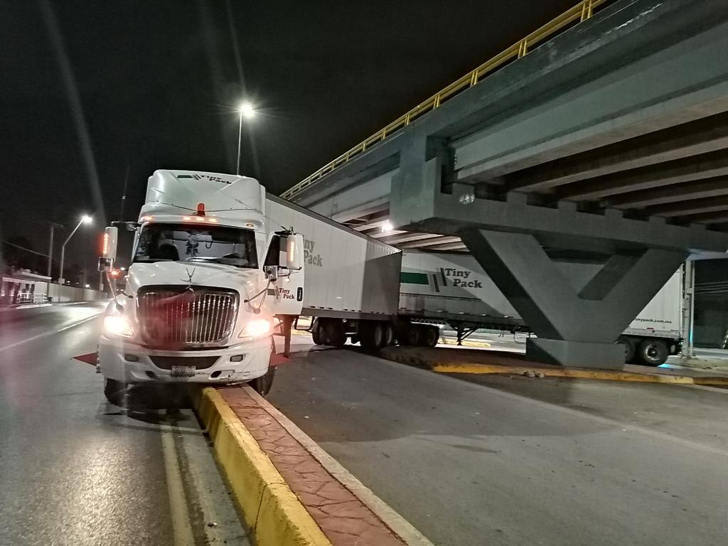 Tráiler se atora en parte baja de puente en Torreon