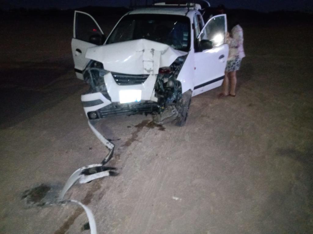 Vehículo se impacta contra un poste en carretera a Mieleras de Torreón