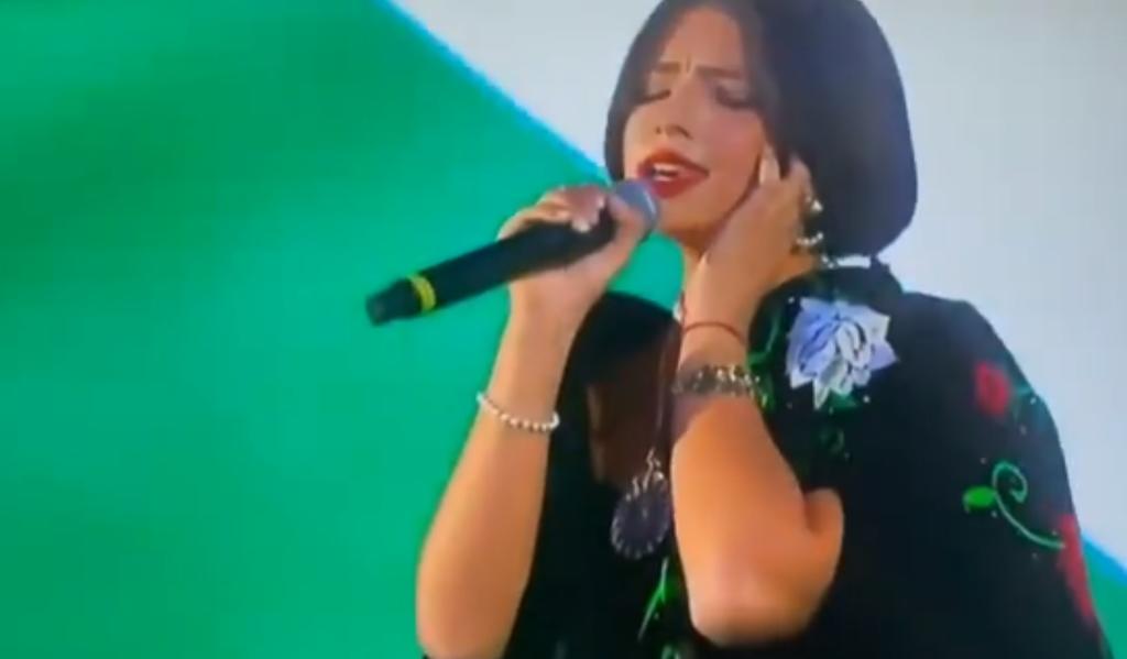 Piden multar a Ángela Aguilar por su interpretación del Himno Nacional