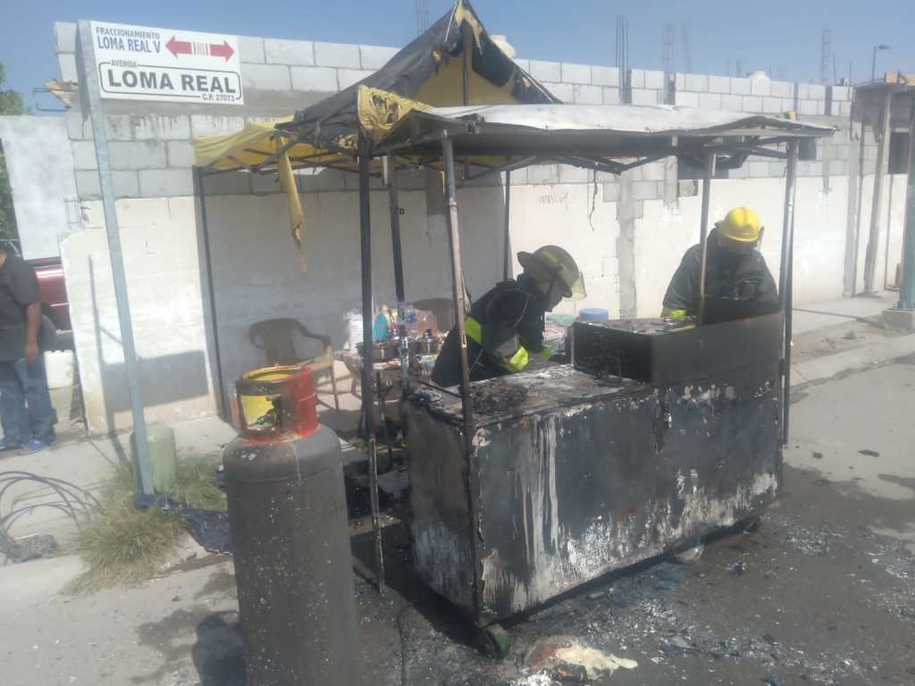 Incendio consume puesto de gorditas en Torreón