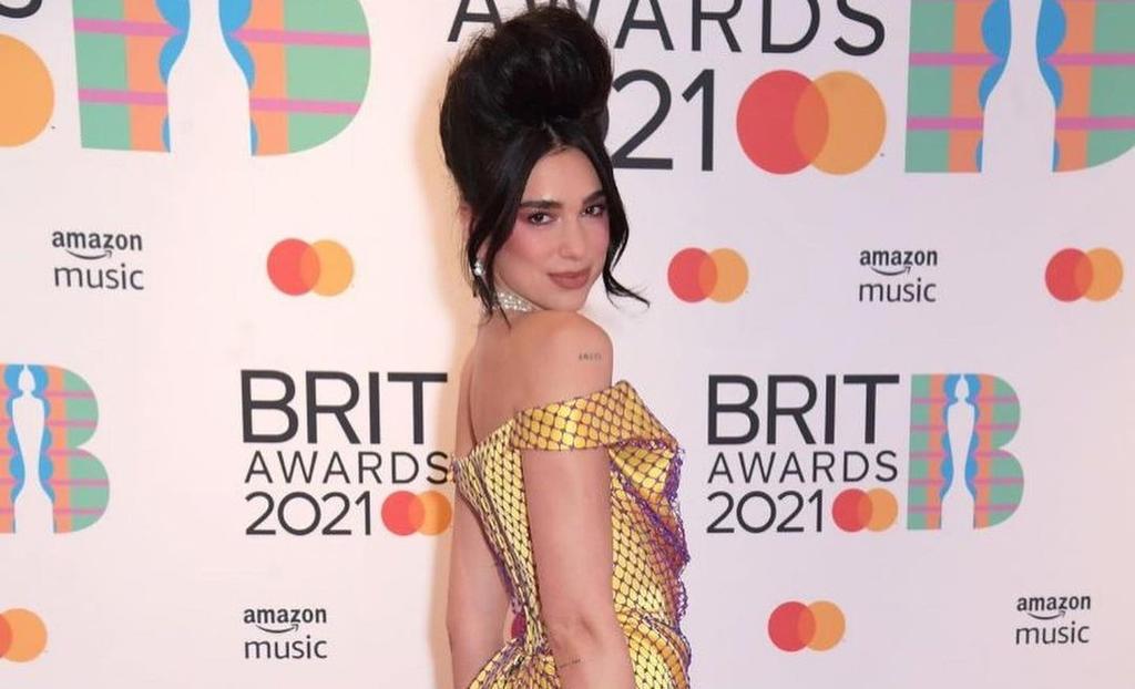 Brit Awards 2021: Dua Lipa sorprende a su llegada a la alfombra roja