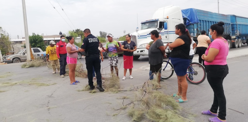 Bloquean carretera por falta de agua en Matamoros