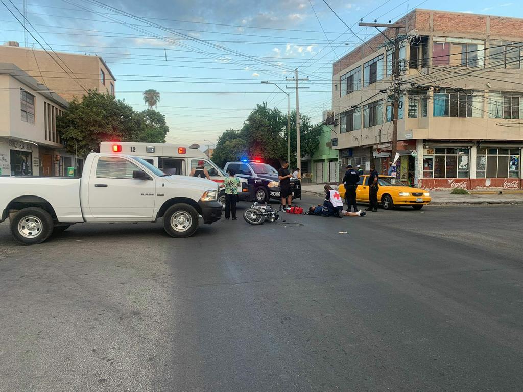 Accidente en el Centro de Torreón deja un motociclista lesionado