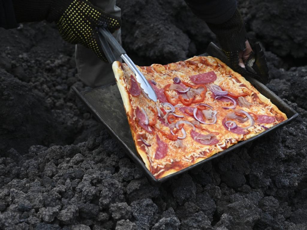 Pizza horneada sobre la lava de un volcán se convierte en sensación