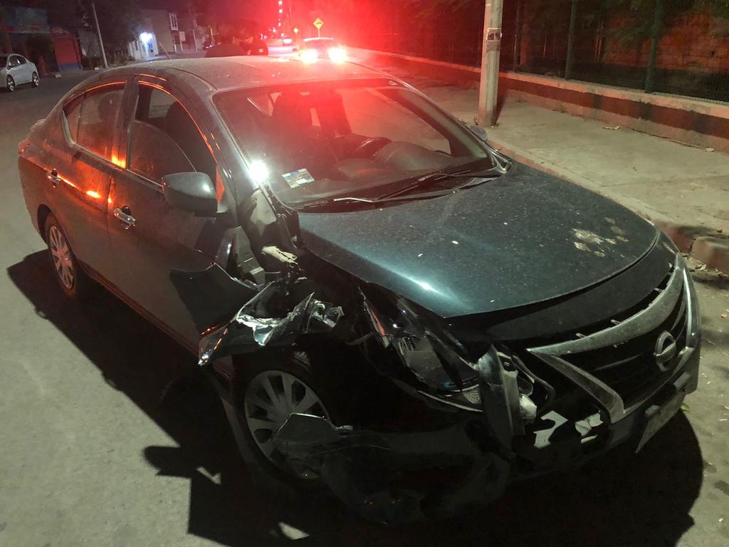 Joven ebrio choca contra vehículo estacionado en Torreón