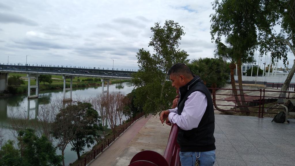 Migrante recién deportado se lanza del Paseo del Río