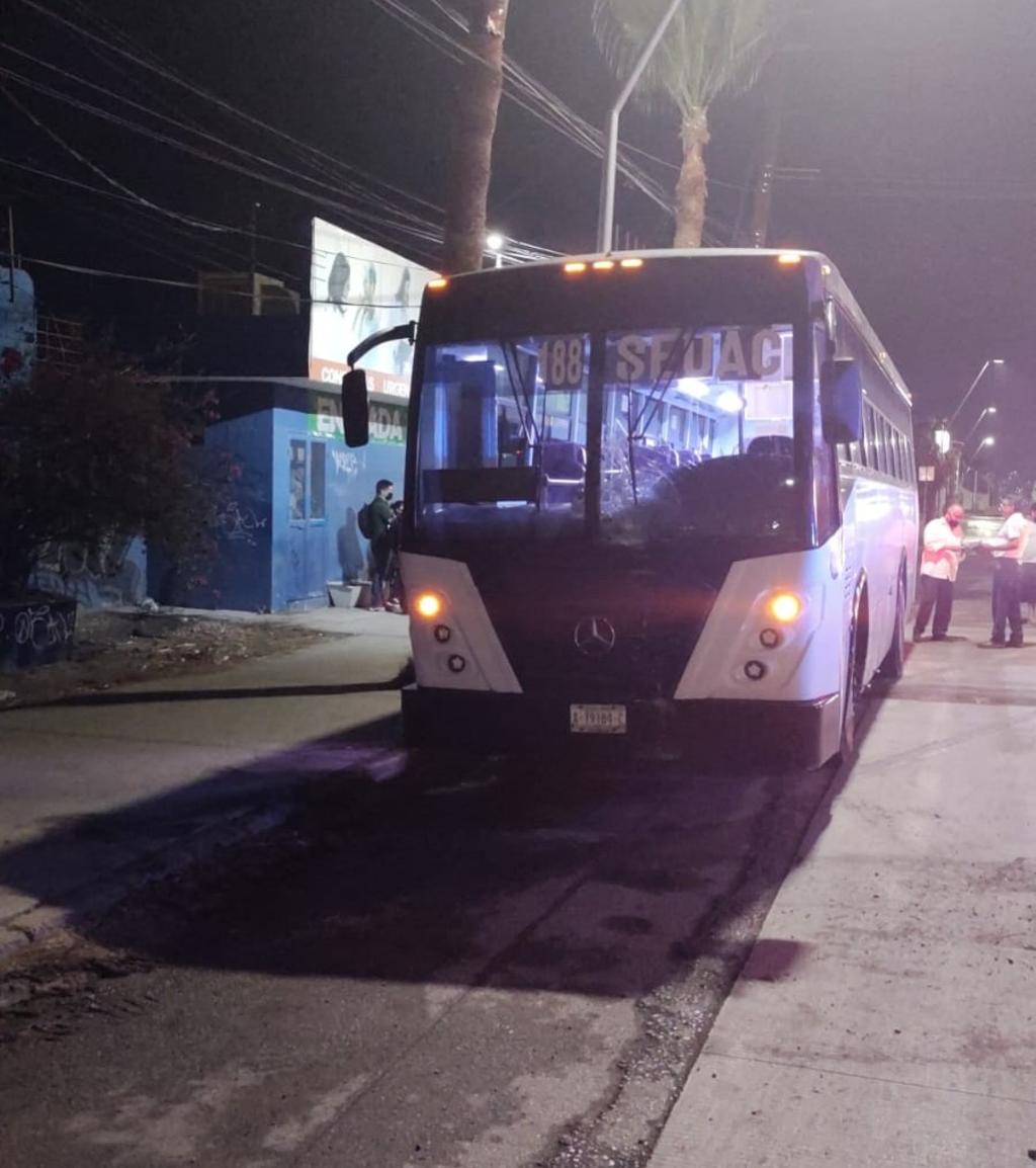 Autobús se impacta con poste de concreto en Torreón