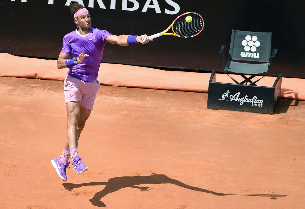 Sufre Rafael Nadal y da batalla para avanzar en Roma