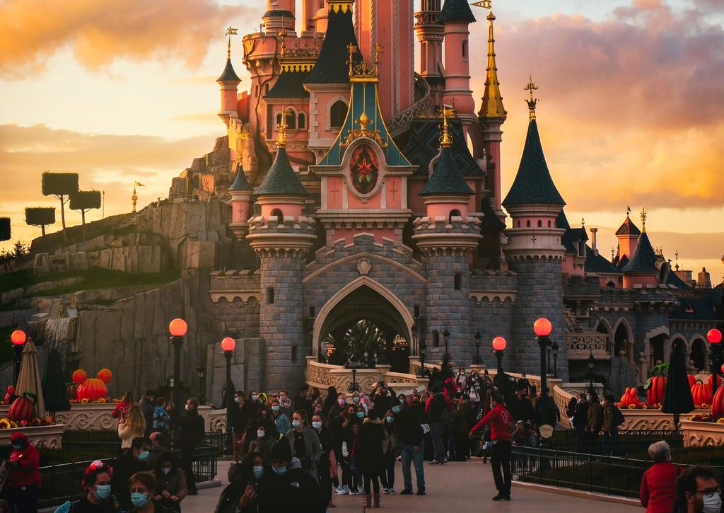 Disney aumenta límite de admisión en sus parques