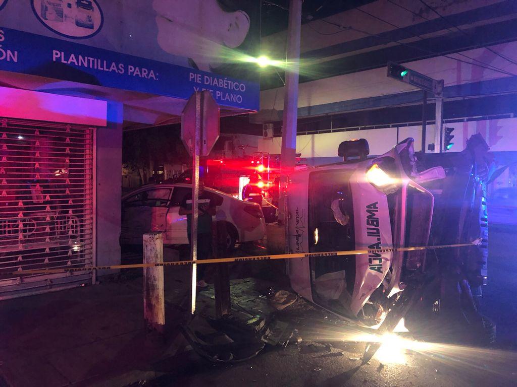 Ambulancia termina volcada tras accidente en el Centro de Torreón