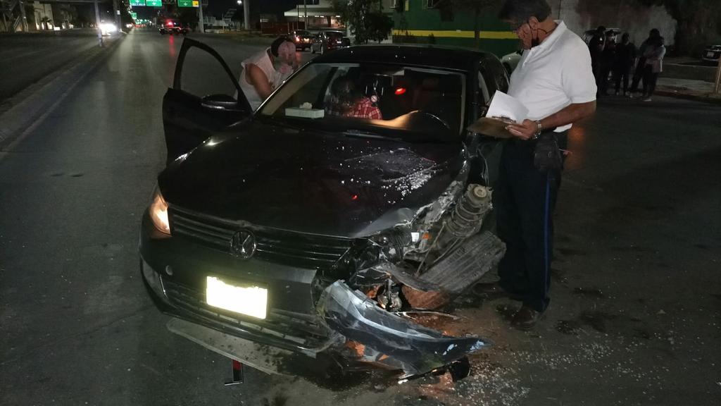 Conductor ebrio derriba luminaria y daña dos vehículos en Torreón