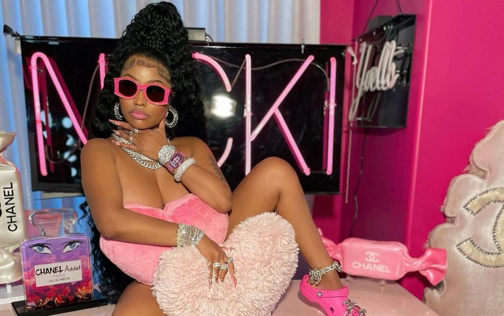 Nicki Minaj anuncia disco en toples