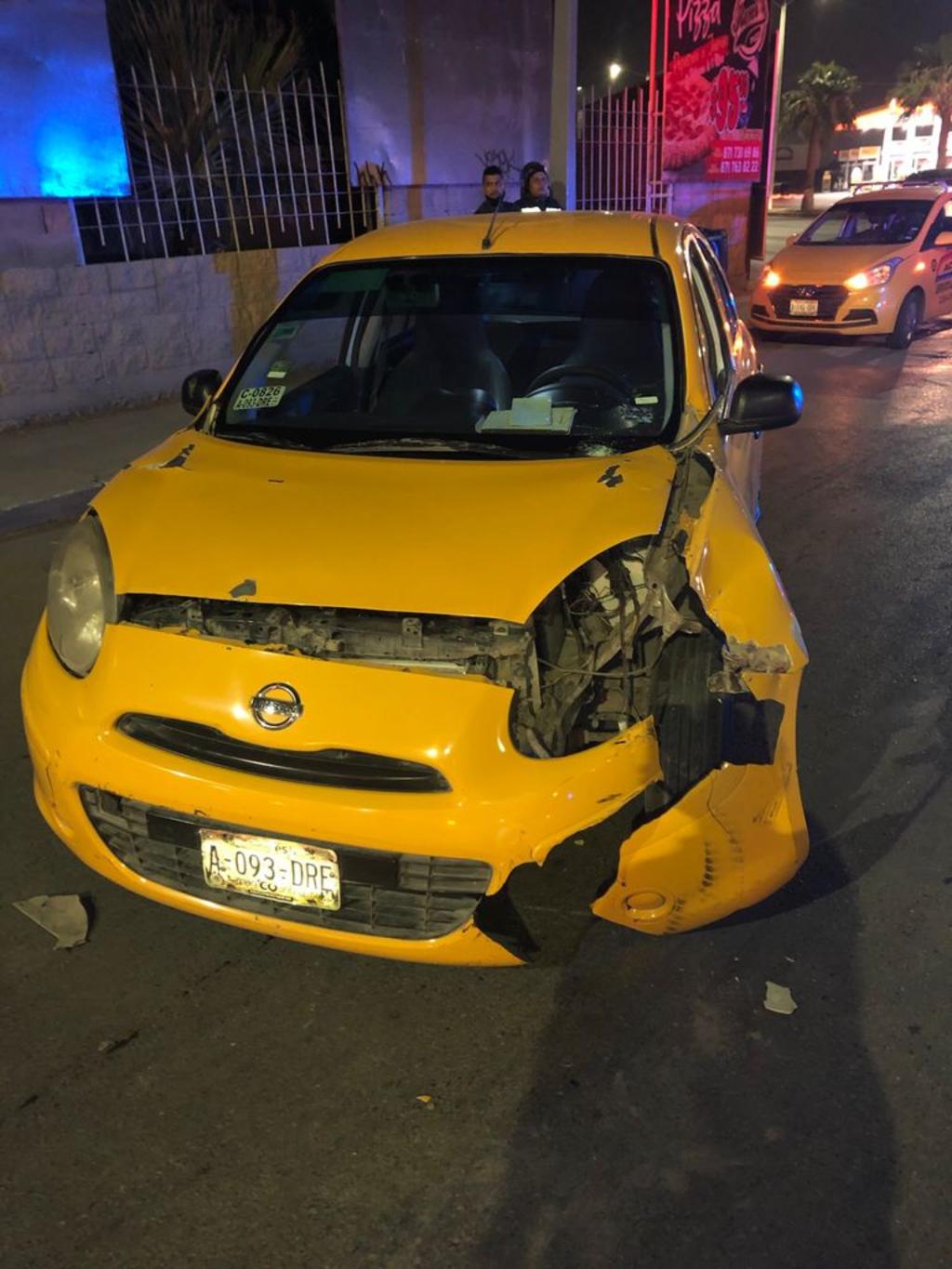 Motociclista ebrio se impacta contra taxi en Torreón