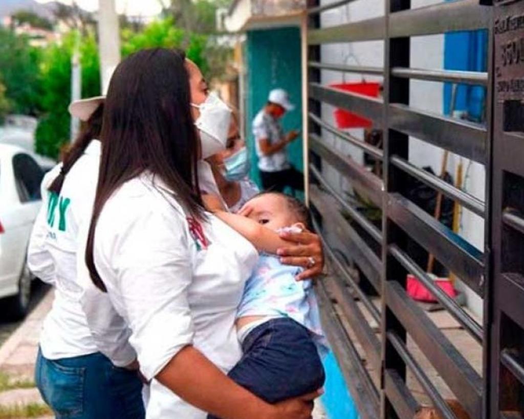 Candidata del PRI busca votantes amamantando a su bebé
