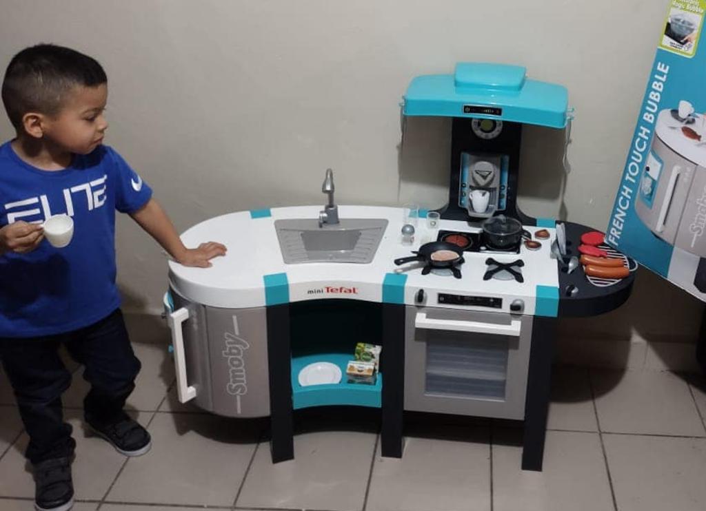 'Yo seré chef'; niño se vuelve viral al pedir cocina de juguete como regalo