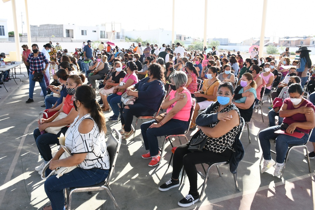 Responden miles de personas a vacunación antiCOVID en Torreón