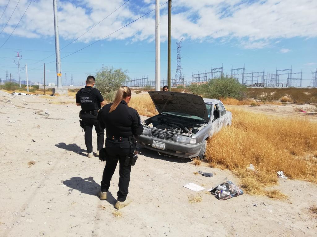 Vuelca vehículo sobre la carretera a Mieleras en Matamoros