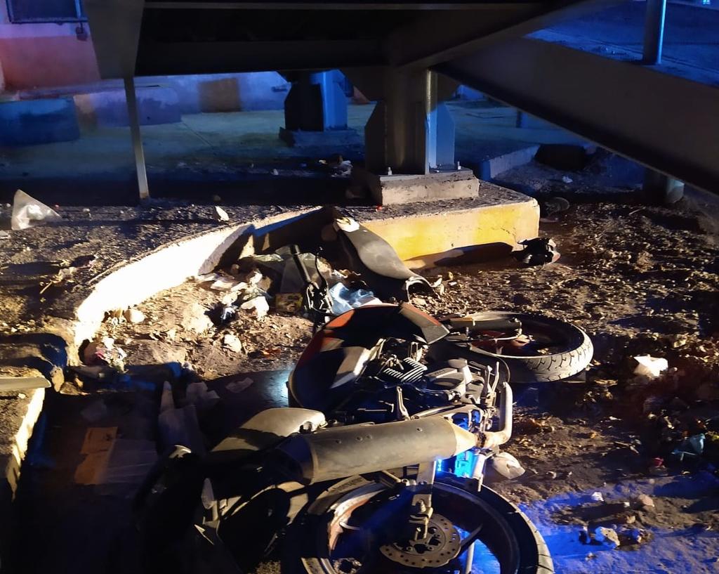 Cae motociclista de rampa de puente peatonal en Torreón