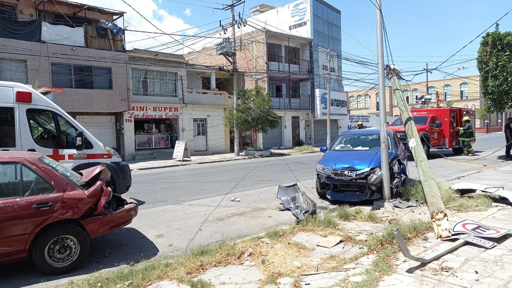 Choca contra autos estacionados en Centro de Torreón