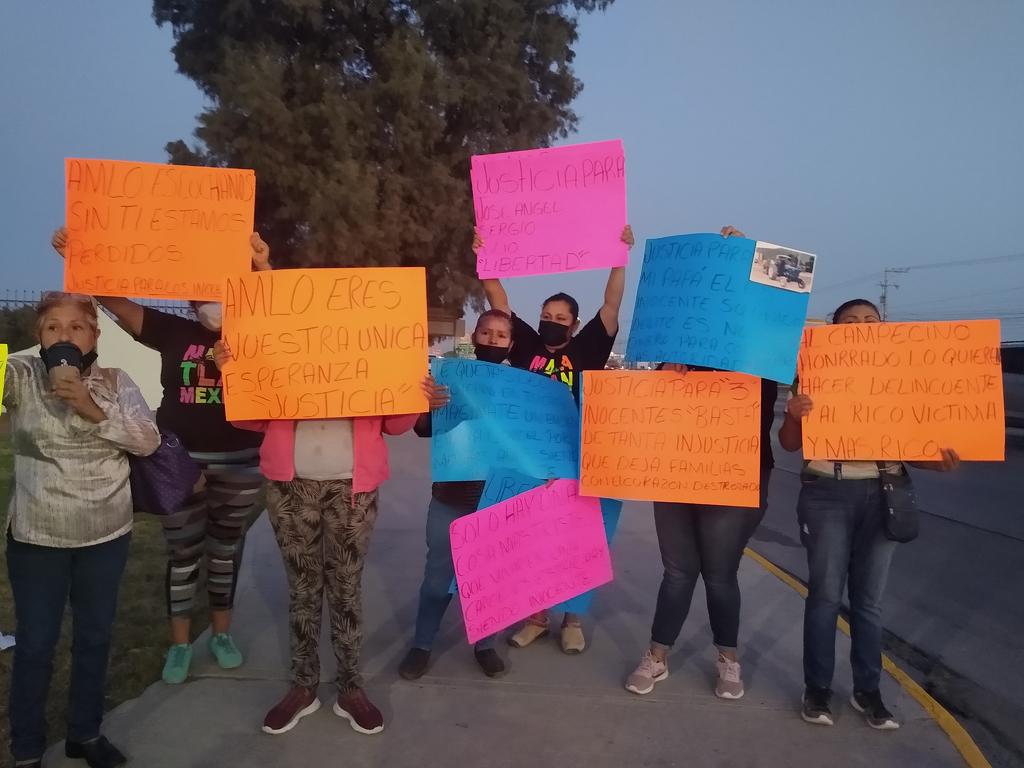 Acuden al Campo Militar de Torreón ciudadanos y asociaciones para entregar peticiones a AMLO