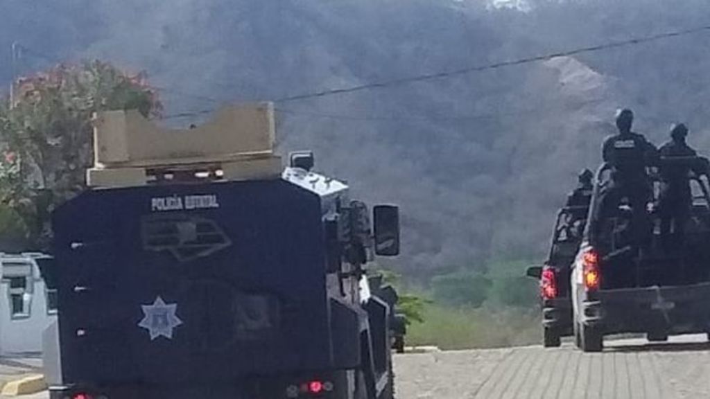 Aseguran camioneta con armas y equipo táctico en Mazatlán tras persecución