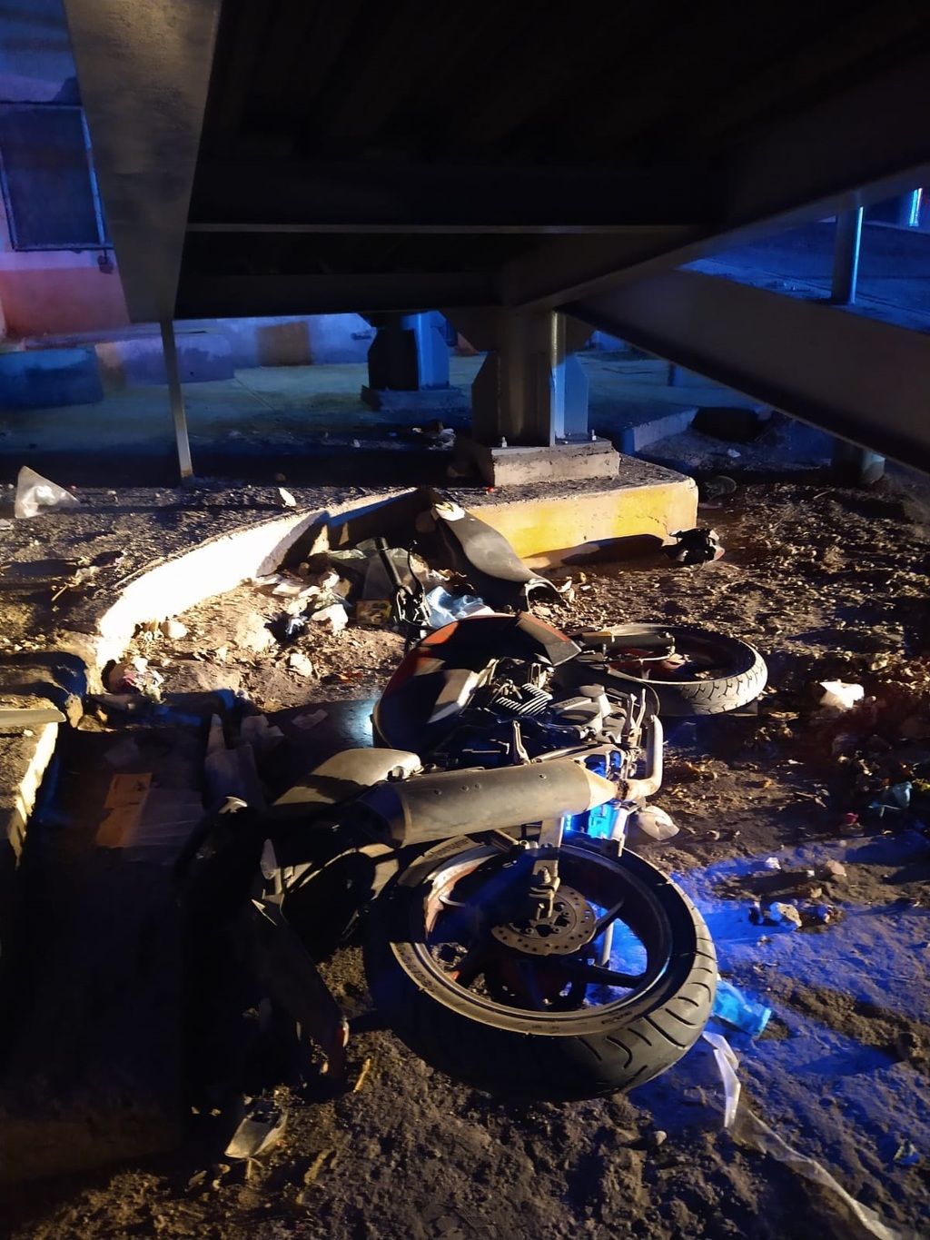 Cae motociclista de la rampa de puente en Torreón