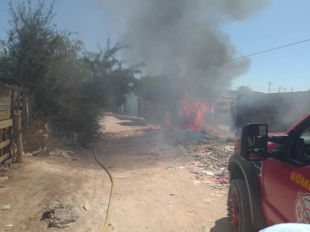 Incendio en colonia Valle La Rosita de Torreón moviliza a los bomberos