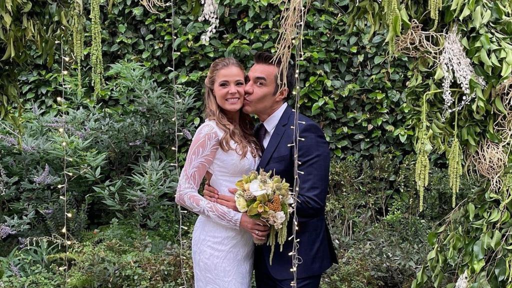 Comparten imágenes de la boda íntima de Adrián Uribe