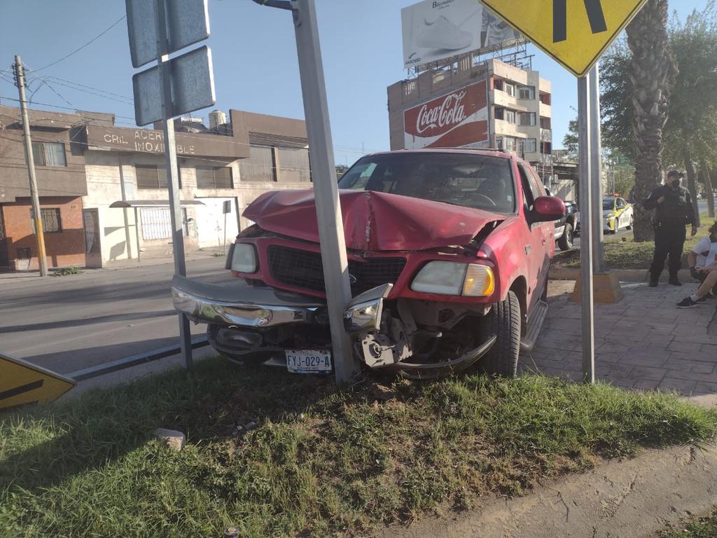 Conductor se impacta contra semáforo en Torreón