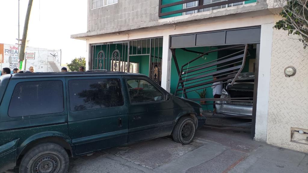 Camioneta se impacta en domicilio de Torreón