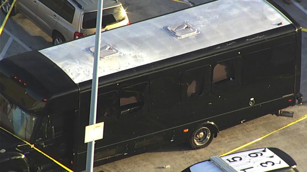 Mueren dos en ataque a tiros contra autobús en California