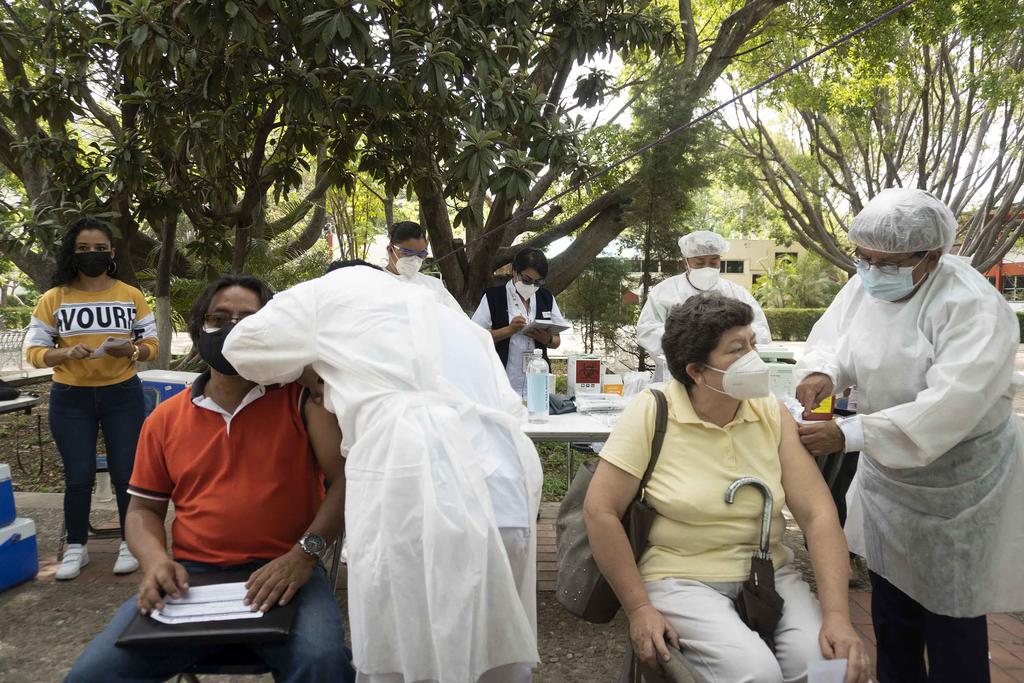 Sufre supuesta parálisis hombre de 65 tras recibir vacuna COVID en Oaxaca