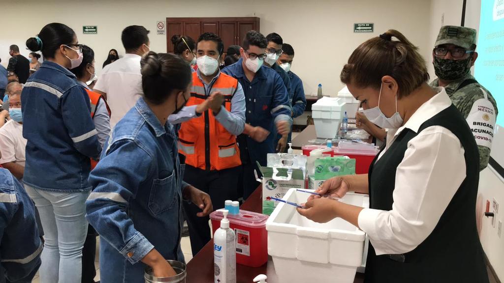 Vacunarán a 2 mil 200 industriales en Torreón