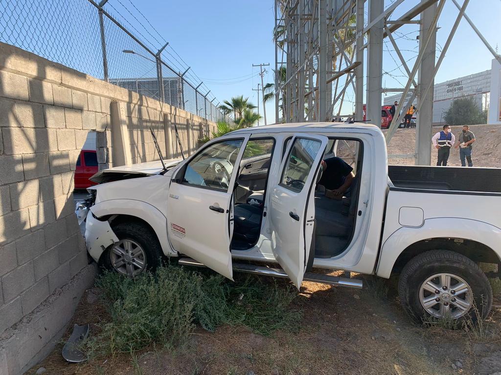 Camioneta se impacta en barda del aeropuerto de Torreón