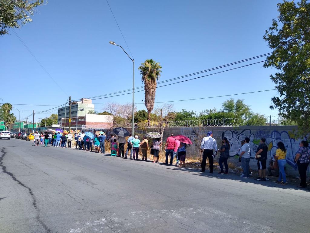 Se registran largas filas en célula de vacunación antiCOVID de antiguo edificio de FCPyS en Torreón