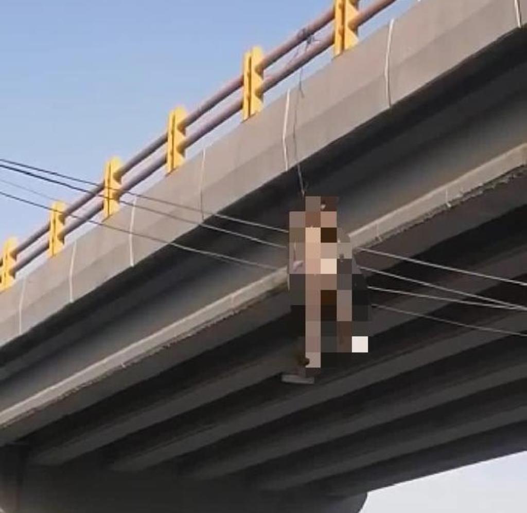 Joven se cuelga de puente vehicular y cae sobre rescatistas en Torreón