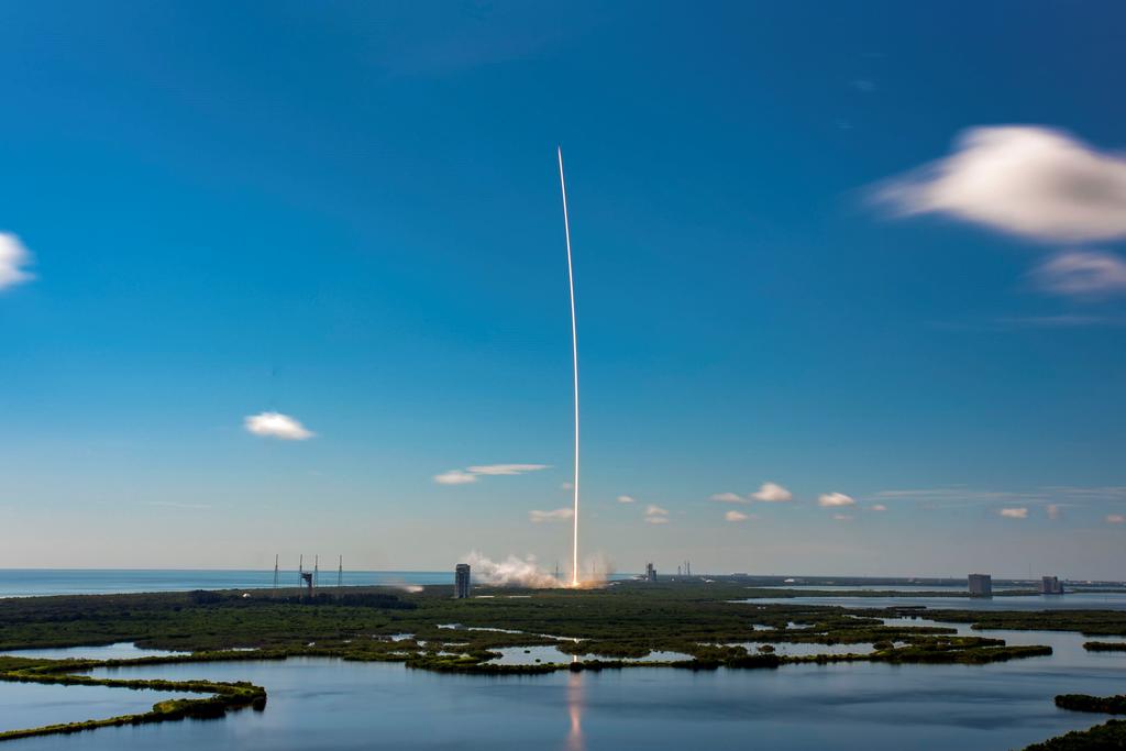 Lanza SpaceX 52 satélites más para su red de internet Starlink