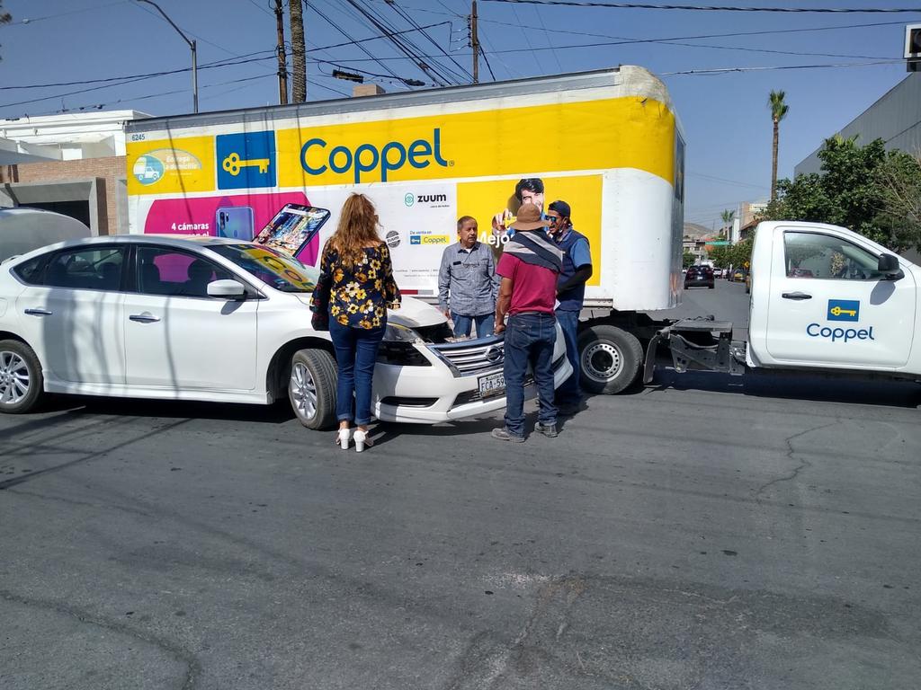 Chocan auto y camioneta en el Centro de Torreón
