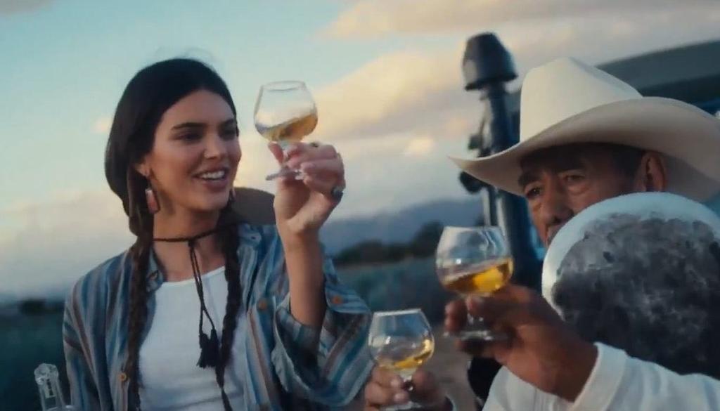 Le llueven críticas a Kendall Jenner por comercial de su tequila