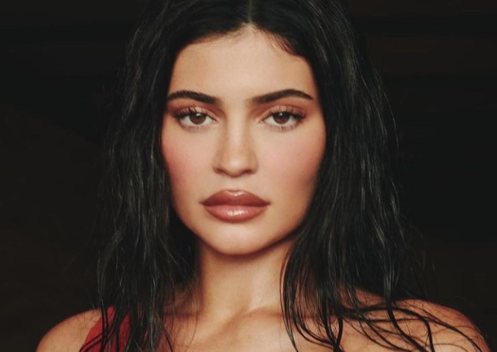 Kylie Jenner 'deja poco a la imaginación' con traje de baño tejido